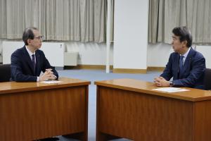 石原大臣と話す知事