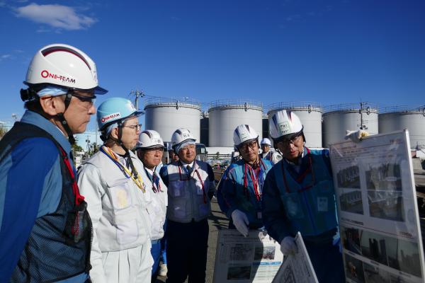 福島第一 Ｊ９エリアタンク解体現場を確認する様子