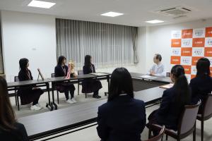 最優秀賞受賞の報告を受ける知事