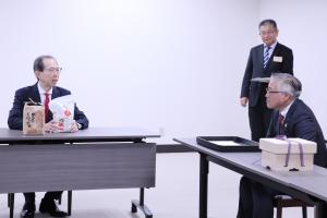 報告を受ける知事