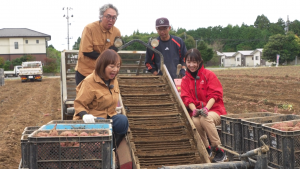 収穫期にのって収穫作業を行う様子