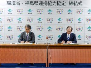 協定書へ署名する様子