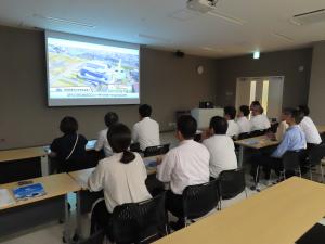 福山ローズエネルギーセンターの調査をする企画環境委員会の様子