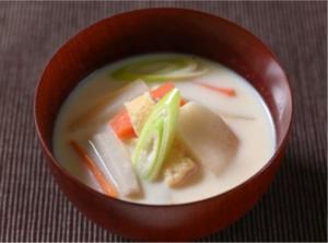 カルシウムたっぷり!冬野菜の洋風ミルクみそ汁