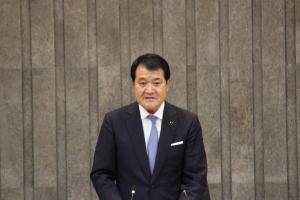挨拶をする矢吹貢一議長の様子
