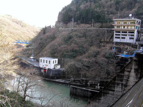 堤体上から望む高柴ダム管理所の画像