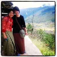 シンゲ・ダから見える景色(パロの街)を背景に撮影。