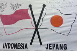 インドネシアと日本の旗が印刷された寄せ書きメッセージ
