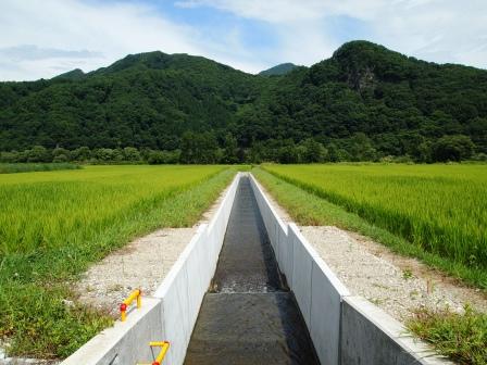 氾濫等の災害を防止するよう設計された、農業用の水路の写真です。