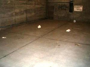 トンネル転換所内のタバコの吸い殻、食べ物のゴミ