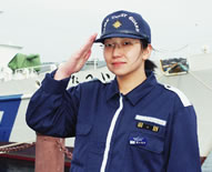 女性海上保安官写真