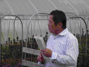 リンドウの実証栽培についての感想を述べる担当農家の川村博氏