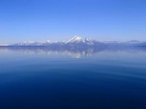磐梯山が水面に映る美しい猪苗代湖の写真です。