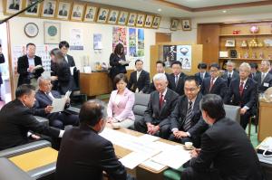 条例見直し案を議長に報告する福島県中小企業振興基本条例見直し検討会