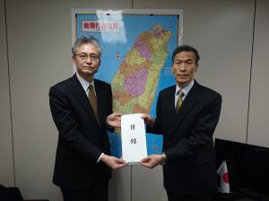 左が金成所長、右が向政務部長