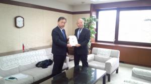 左が高荒所長、右が郭副代表