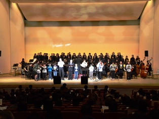 最後は知事、浪江小学校の子どもたちも加わって、「花は咲く」を全員で合唱しました。
