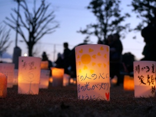 会場は、県文化センター前広場