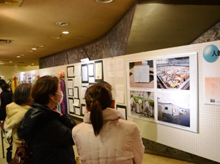 大ホール前では、東日本大震災の記録や、一般の方から寄せられた千羽鶴などが展示されました。