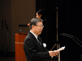 式辞を述べる福島県知事。