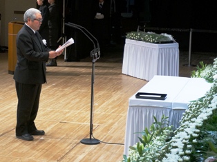 齋藤建治県議会議長の追悼の辞。