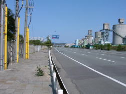 現在の港湾道路の風景写真