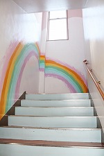 壁を白く塗り、虹を描いた階段の写真