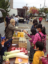 11月9日米沢市、避難者支援10円バザーにてボランティアスタッフと食料品の無償提供