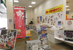イオン店舗のコンコースの一角に設置されたプラットフォームの写真