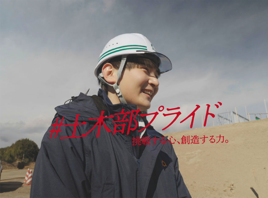 インタビューを受けているところの写真