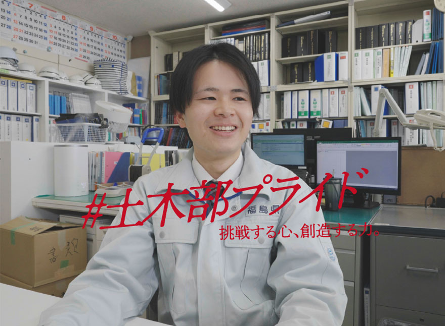 インタビューを受けているところの写真