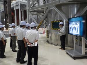 【遠隔技術開発センター】ロボット試験用水槽の説明を受ける