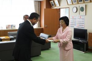 桜田葉子議員への辞職許可書の交付