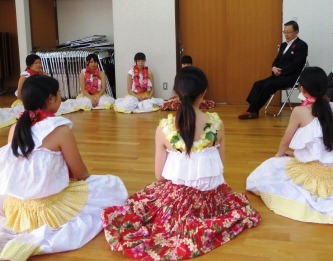 平商業高校のフラダンス愛好会の皆さんの練習の様子