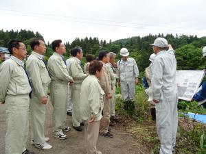 喜多方市地滑り現場調査する農林水産委員会