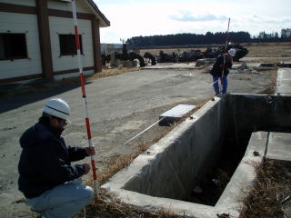 渋佐揚水機場（南相馬市原町区）の現地測量の様子