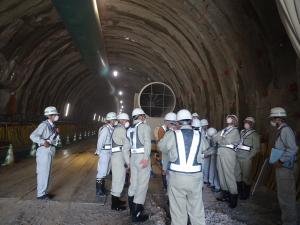 鳳坂トンネルを調査する土木委員会