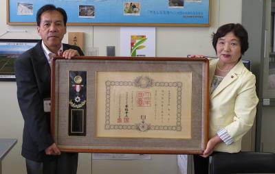 旭日単光章を受章された根本友子会長(右)と相双農林事務所大波所長