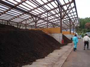 仕上げを行う堆肥舎(鮫川村)