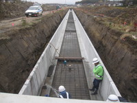 経営体育成基盤整備事業により坂本地区の排水路の工事をしている写真
