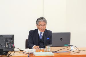 討論する吉田栄光議員（自由民主党）の写真