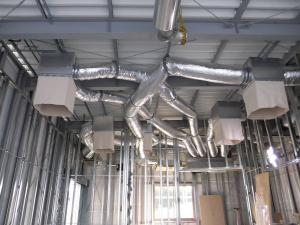 空調設備の配管作業