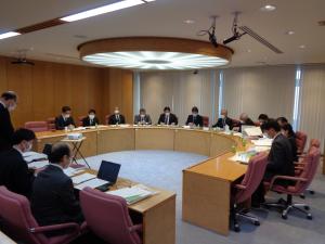 神奈川県議会を調査する議会運営委員会の写真