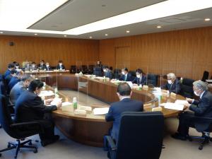 福岡県議会を調査する議会運営委員会の写真