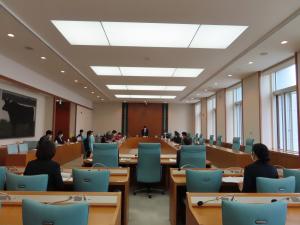 栃木県議会を調査する広報委員会の写真