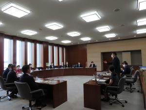 茨城県議会を調査する広報委員会の写真