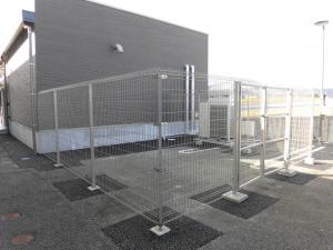 磁場漏洩区域への立入禁止のフェンス設置