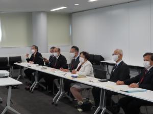 京都府警察本部を調査する福祉公安委員会の写真