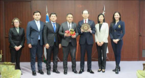 駐日ウズベキスタン共和国共和国大使と内堀知事集合写真