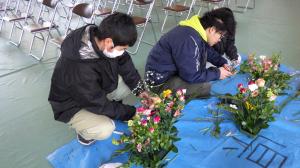 飾花に取り組む学生